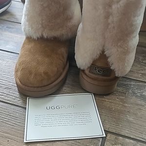 NEW IN BOX WOMENS UGG BOOTS SIZE 8